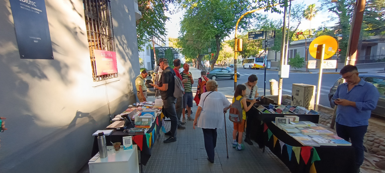 imagen Mini feria «Celebrar la Bibliodiversidad, defender el libro»