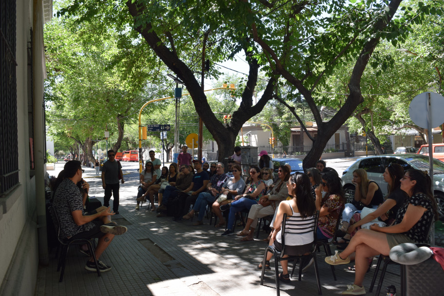 imagen Fabricio Ballarini "hackeó" la vereda de la Librería Universitaria 