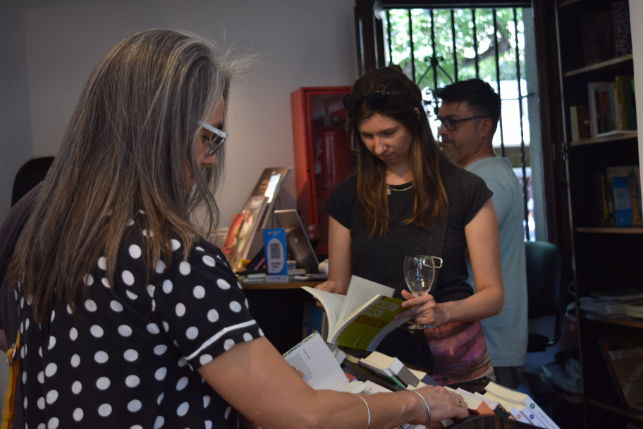 imagen Fabricio Ballarini "hackeó" la vereda de la Librería Universitaria 