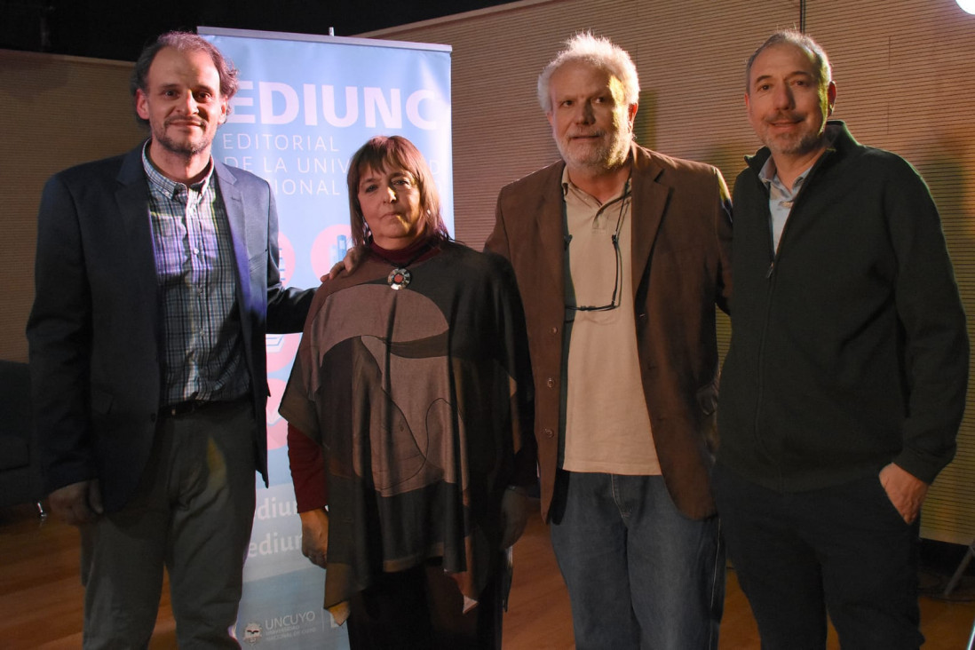 imagen Se presentó en la Feria del Libro de Mendoza la correspondencia entre Di Benedetto y Prelooker 