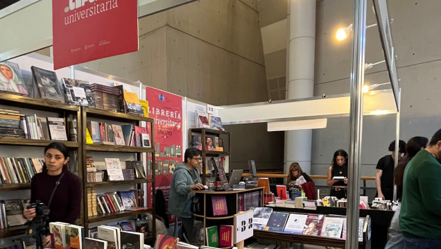imagen EDIUNC y la Librería Universitaria de feria en Mendoza 