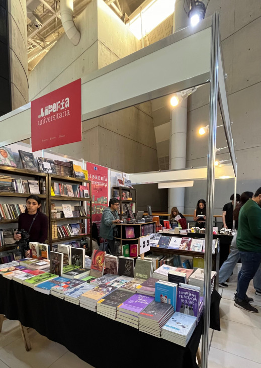 imagen EDIUNC y la Librería Universitaria de feria en Mendoza 