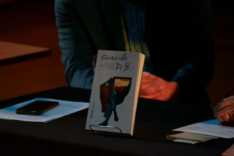imagen Se presentó en la Feria del Libro de Mendoza la correspondencia entre Di Benedetto y Prelooker 