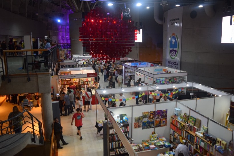 imagen EDIUNC en la Feria del Libro de Mendoza