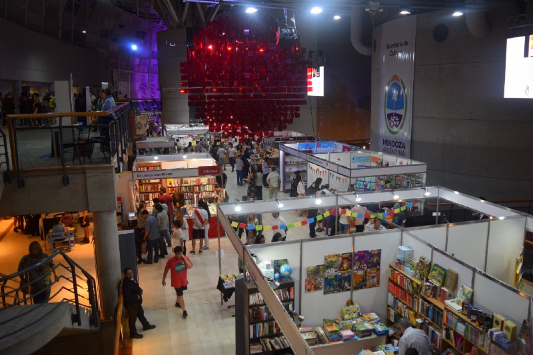 imagen EDIUNC en la Feria del Libro de Mendoza