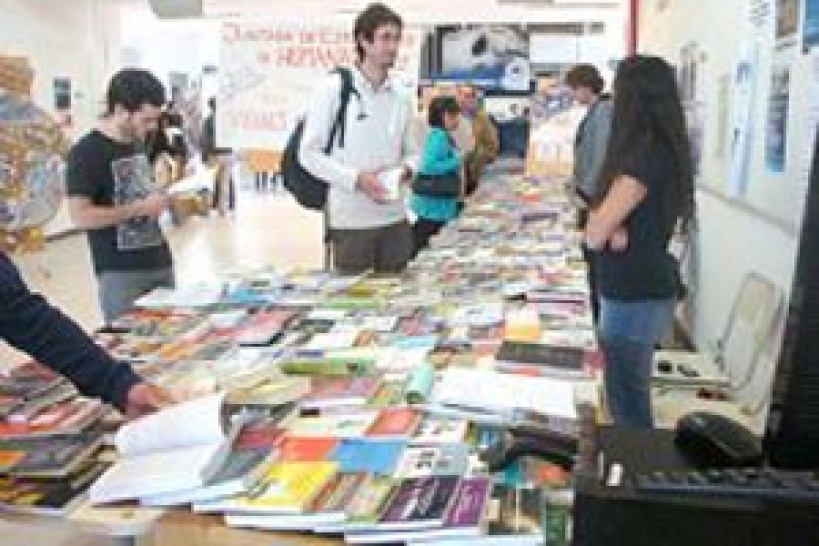 imagen El sello de la UNVM exhibirá y venderá obras de distintas editoriales: Libros de Feria en el Campus 